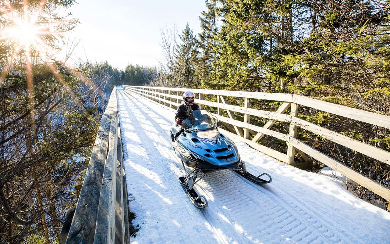 Schneemobilfahren in den Cape Breton Island Highlands