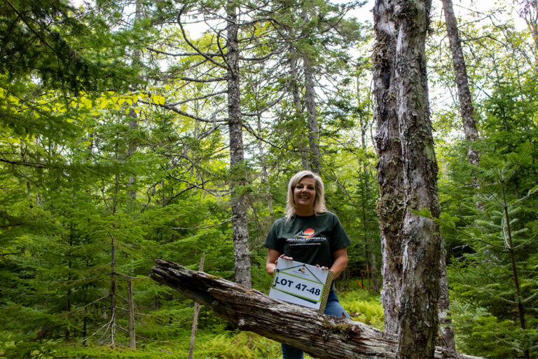 Die 4 Grundstücke der West Bay Hills “Deer Tracks” Erschließung gehören zu unserer allseits beliebten und bekannten West Bay Hills Erschließung. Sie haben einen sehr schönen rechteckigen Zuschnitt und die beiden Grundstücke Lot 30 und Lot 47-48 gehören mit rd. 15.400 Quadratmetern bzw. 21.060 Quadratmetern zu den größten Grundstücken in dieser Erschließung.