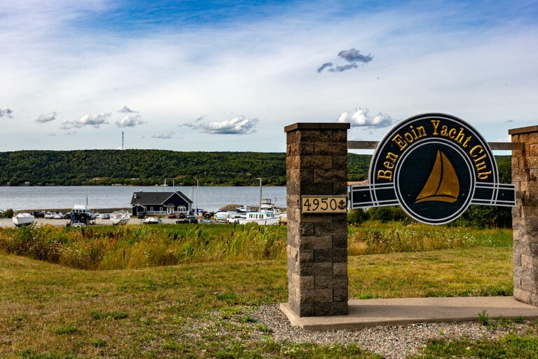 Ein Wassergrundstück mit eigenem Blockhaus in Kanada