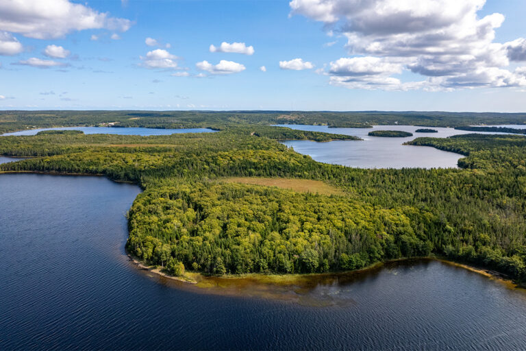 Ein Wassergrundstück mit eigenem Blockhaus in Kanada