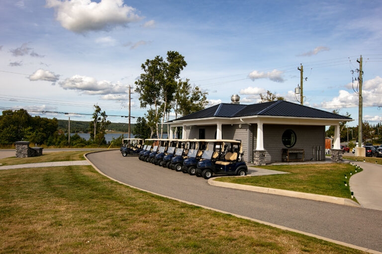 Ein Wassergrundstück mit eigenem Blockhaus in Kanada