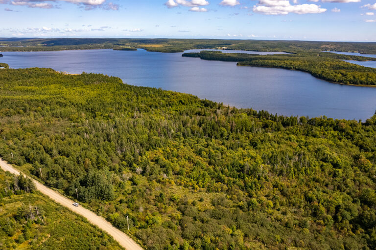 Ein Wassergrundstück mit eigenem Blockhaus in Kanada