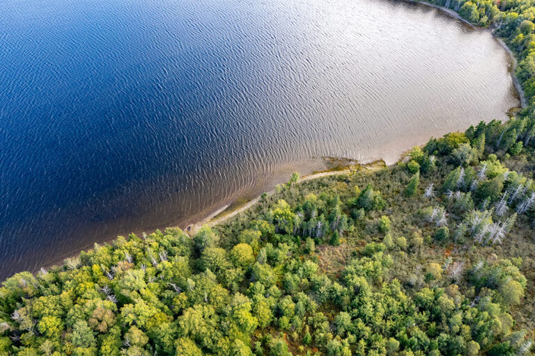 Ein Wassergrundstück mit eigenem Blockhaus in Kanada