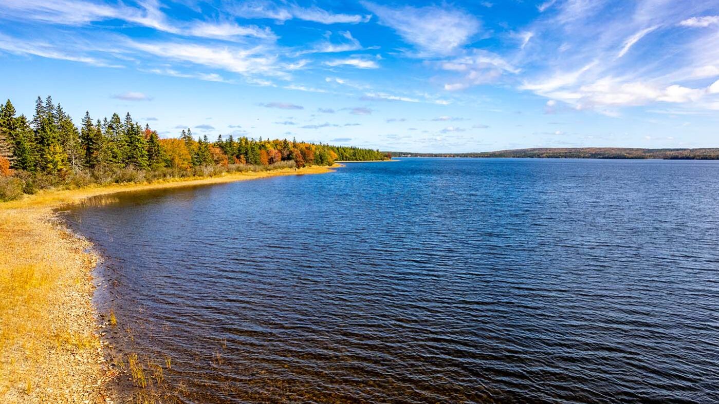 Ein Wassergrundstück mit eigenem Blockhaus in Kanada