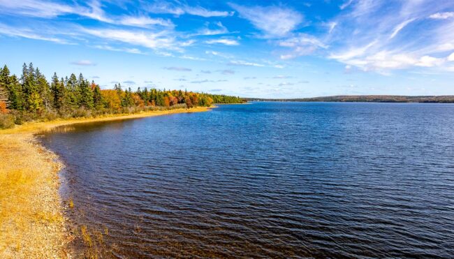 Ein Wassergrundstück mit eigenem Blockhaus in Kanada