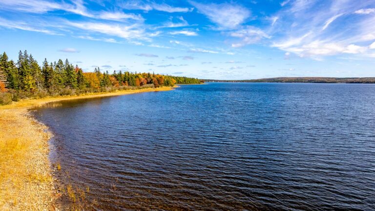 Ein Wassergrundstück mit eigenem Blockhaus in Kanada