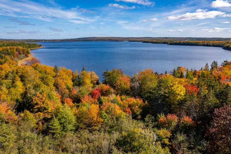 Ein Wassergrundstück mit eigenem Blockhaus in Kanada