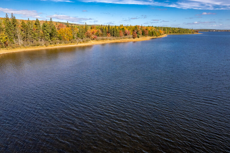 Ein Wassergrundstück mit eigenem Blockhaus in Kanada