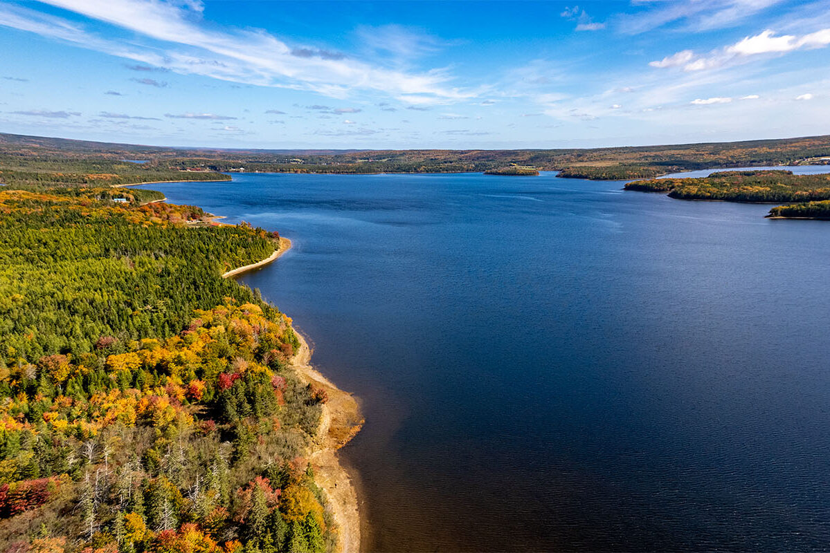 Ein Wassergrundstück mit eigenem Blockhaus in Kanada
