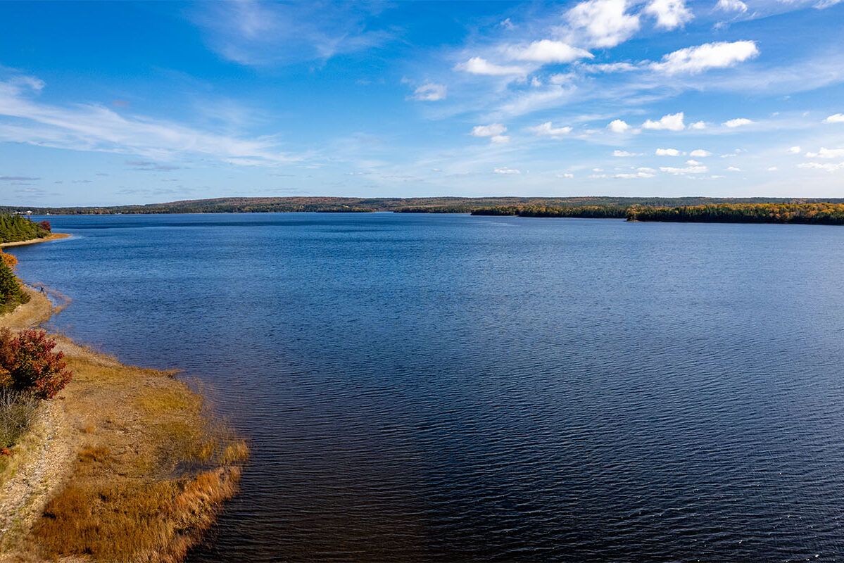Ein Wassergrundstück mit eigenem Blockhaus in Kanada