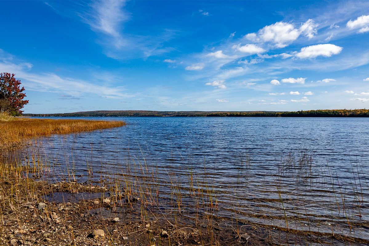 Ein Wassergrundstück mit eigenem Blockhaus in Kanada