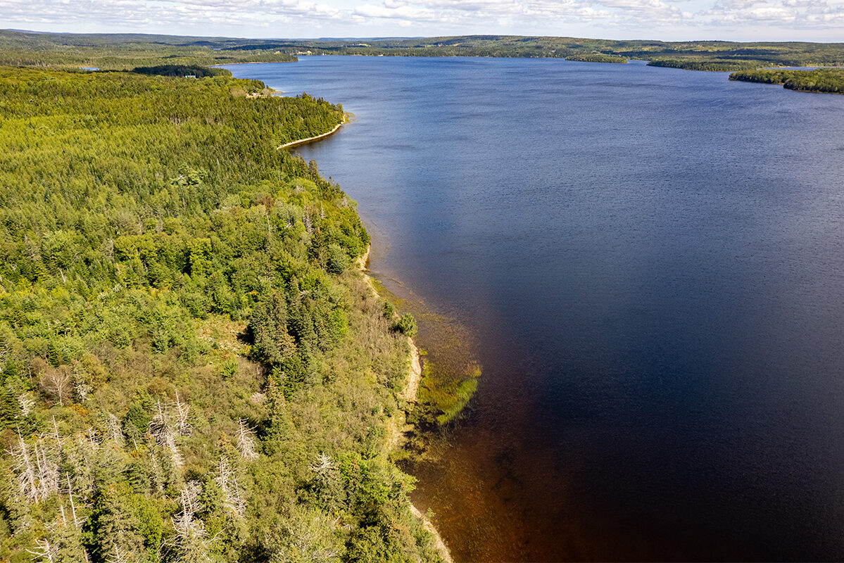 Ein Wassergrundstück mit eigenem Blockhaus in Kanada