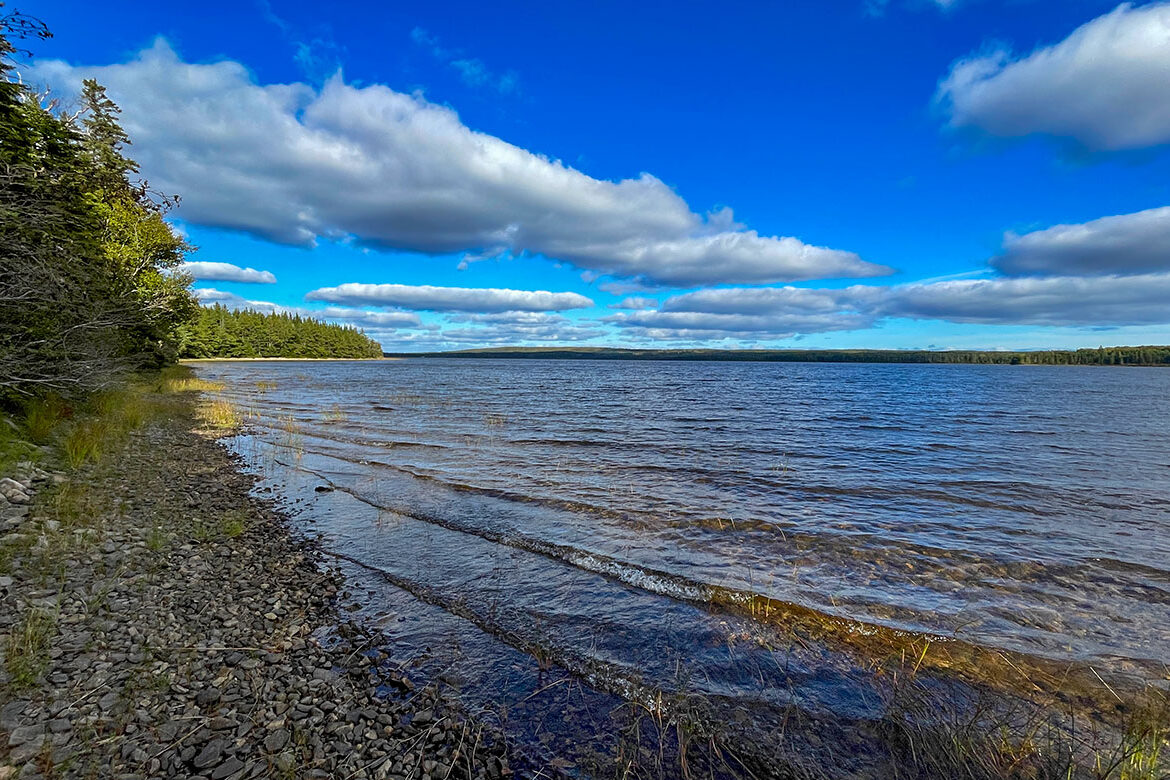 Ein Wassergrundstück mit eigenem Blockhaus in Kanada