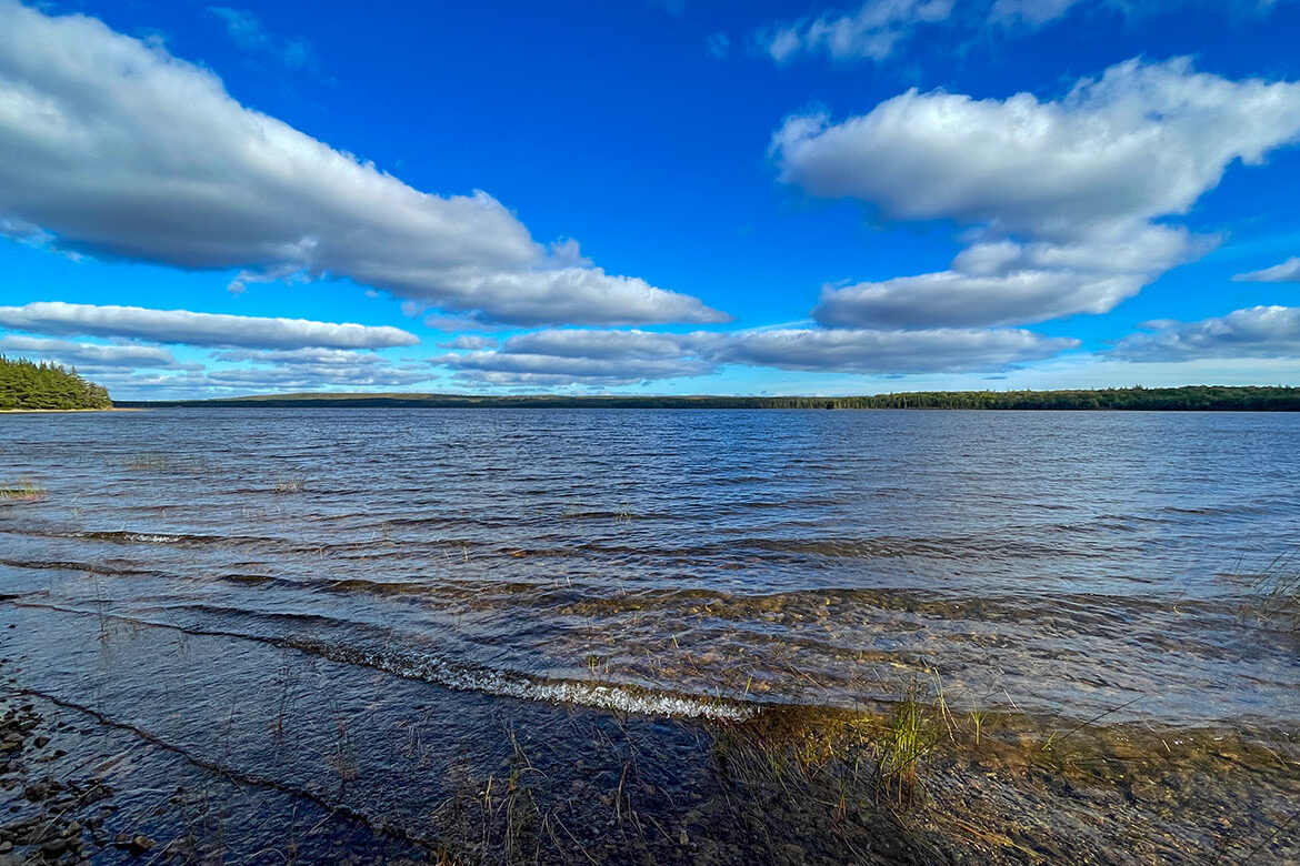 Ein Wassergrundstück mit eigenem Blockhaus in Kanada